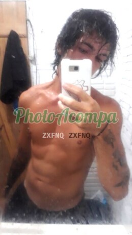 erick-gostoso-e-com-algumas-tatuagens-vendo-contedos-tambm-big-1